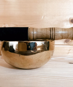 Bol Chantant composé de 98% de bronze pur et 2% d’alliage de métaux (Fer, Métal, Aluminium…). Fourni avec sa mailloche pour le faire résonner.