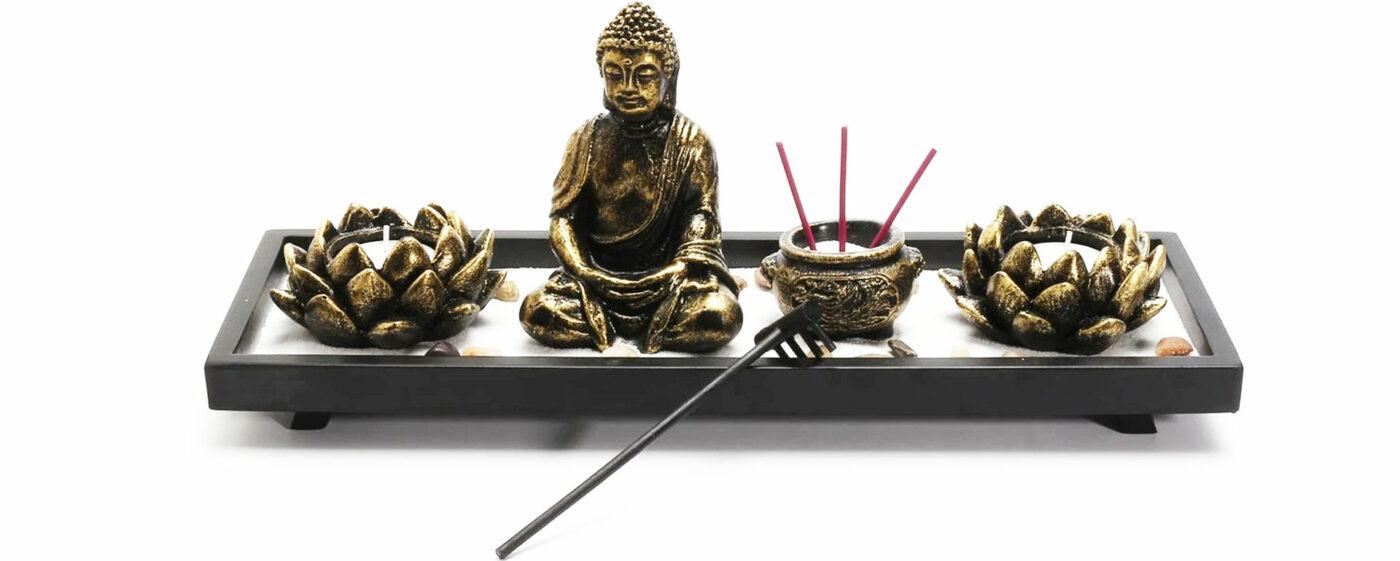 Bouddha en cuivre sur un plateau d'encens
