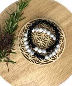 Bracelets de perles en pierres naturelles Howlite (blanches) et Obsidienne (noires).