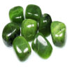 Le Jade est une pierre naturelle de couleur verte à blanchâtre, mais peut aussi avoir des tons bleu-vert, rose ou noir.