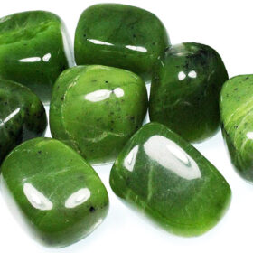 Le Jade est une pierre naturelle de couleur verte à blanchâtre, mais peut aussi avoir des tons bleu-vert, rose ou noir.