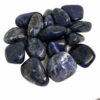 Sodalite, pierre naturelle de couleur bleue plutôt sombre, avec des veines blanches.