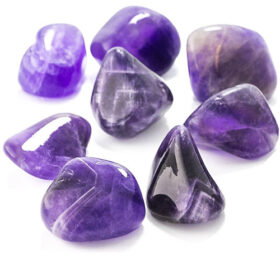 Améthyste - 8 Pierres roulées de couleur violettes. Fond blanc