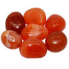 Cornaline, pierre naturelle de couleur rouge, orange, jaune et brun.