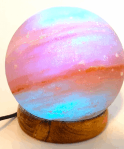 Lampe sphère en pierre de sel de l'Himalaya, sur socle en bois.