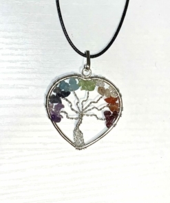 Pendentif 7 chakras sur cordon, de forme coeur avec à l'intérieur un arbre tressé d'une chaîne plaquée argent dont les branches mènent à un feuillage de pierres naturelles qui ensemble réunissent les 7 couleurs des chakras: violet, bleu foncé, bleu clair, vert, jaune, orange et rouge.