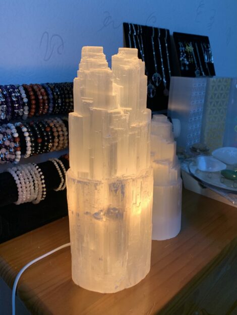 Lampe en pierre naturelle Sélénite. Couleur blanc translucide, en forme de montagne double. Hauteur 30cm.