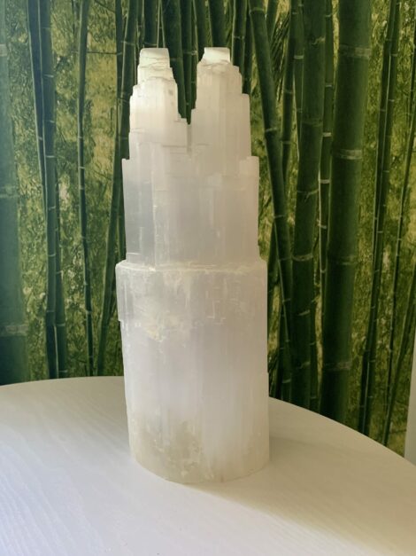 Lampe en pierre naturelle Sélénite. Couleur blanc translucide, en forme de montagne double. Hauteur 30cm.