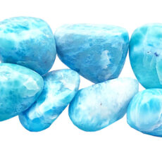 Larimar, pierre naturelle de couleur bleu clair (majoritairement) et blanche.