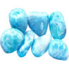 Larimar, pierre naturelle de couleur bleu clair (majoritairement) et blanche.