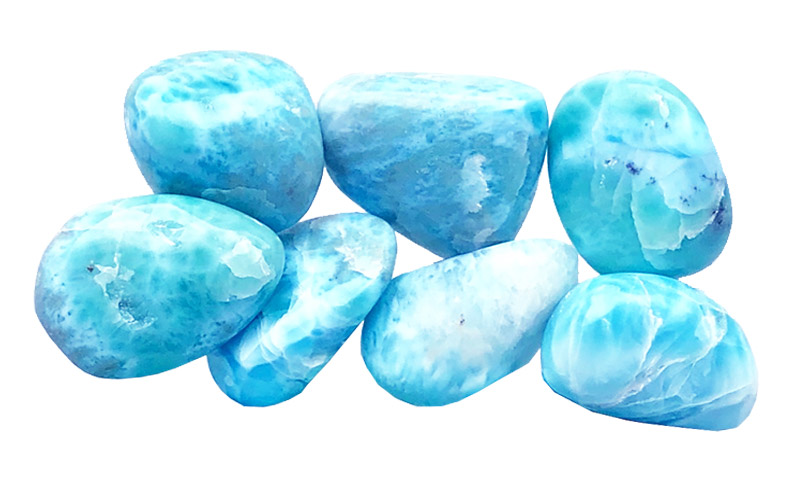 Larimar, pierre naturelle de couleur bleu clair (majoritairement) et blanche.