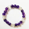 Bracelet améthyste et cristal de roche, fait de perles en pierres naturelles. L'améthyste est de couleur violette, le cristal de roche est quant à lui blanc translucide.
