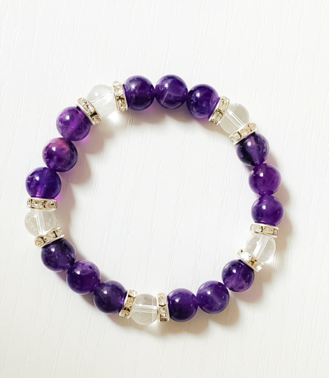 Bracelet améthyste et cristal de roche, fait de perles en pierres naturelles. L'améthyste est de couleur violette, le cristal de roche est quant à lui blanc translucide.