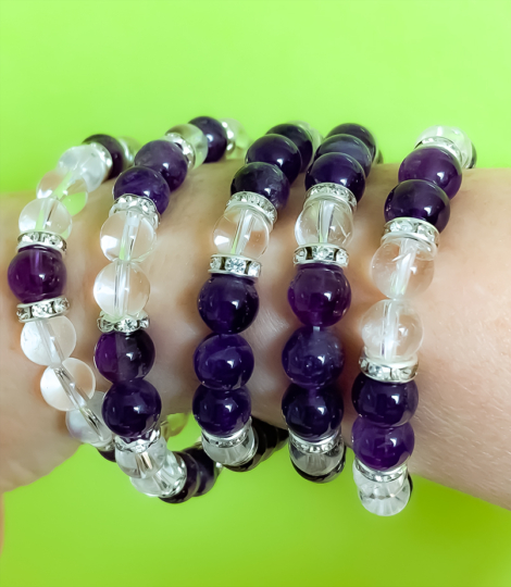 Bracelet de perles en pierres naturelles Améthyste et Cristal de roche, séparées par de fines bagues serties de diamants. L'Améthyste est de couleur violette, et le Cristal de roche est blanc translucide.