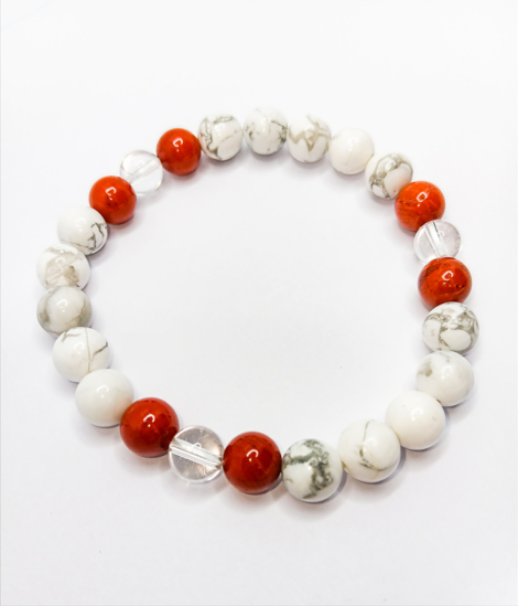 Bracelet Howlite Drainage blanc et rouge, composé de billes en pierres naturelles qui rassemble trois minéraux : la howlite, le jaspe et le cristal de roche.