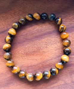 Bracelet en pierre naturelle Oeil de tigre, pierre variant d'une couleur noir au marron et au jaune. Ce minéral porte des vertus protectrices, qui évite d'être submergé par les émotions. Ce bracelet "Oeil de tigre" aide ainsi à combler le manque de confiance en soi.