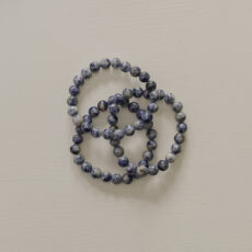 Trois bracelets en pierre naturelle Sodalite, pierre de couleur bleue.