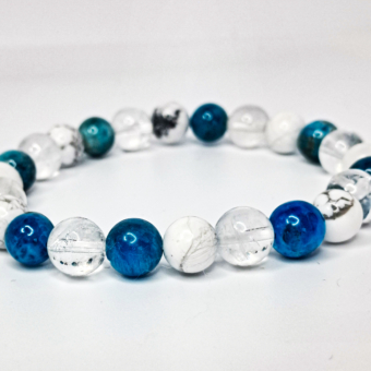 Bracelet Minceur composé de 3 pierres naturelles : la Howlite, de couleur blanche, l'Apatite, de couleur bleue et le Cristal de roche qui lui est de couleur transparente.