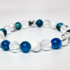 Bracelet Minceur composé de 3 pierres naturelles : la Howlite, de couleur blanche, l'Apatite, de couleur bleue et le Cristal de roche qui lui est de couleur transparente.