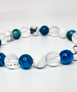 Bracelet Minceur composé de 3 pierres naturelles : la Howlite, de couleur blanche, l'Apatite, de couleur bleue et le Cristal de roche qui lui est de couleur transparente.