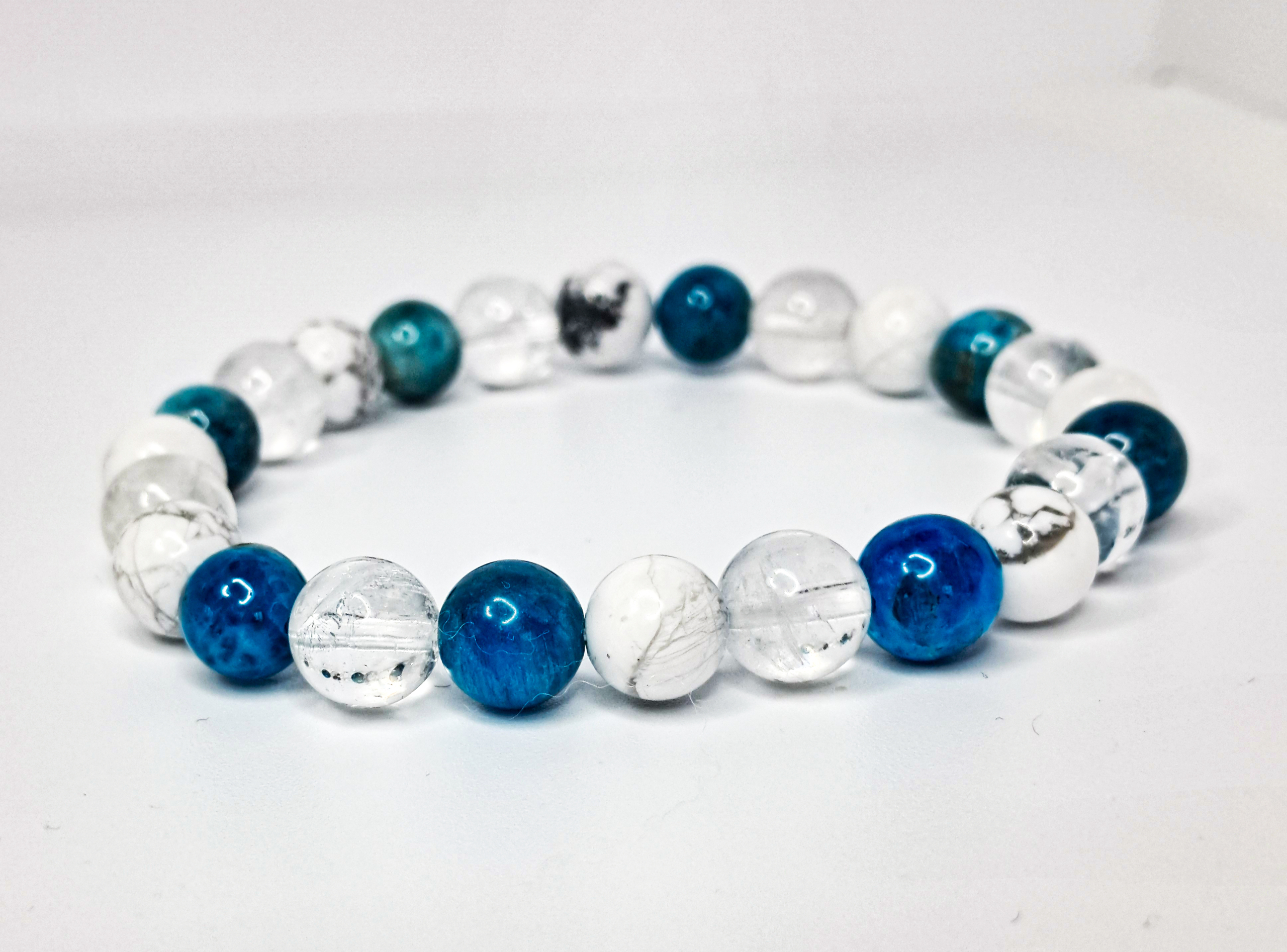 Bracelet Minceur 3 Bracelet Minceur composé de 3 pierres naturelles : la Howlite, de couleur blanche, l'Apatite, de couleur bleue et le Cristal de roche qui lui est de couleur transparente.