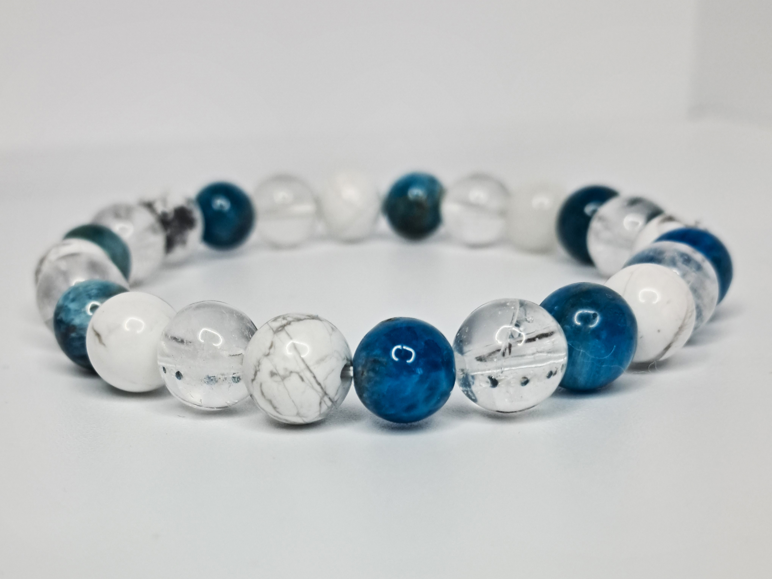 Bracelet Minceur 4 Bracelet Minceur composé de 3 pierres naturelles : la Howlite, de couleur blanche, l'Apatite, de couleur bleue et le Cristal de roche qui lui est de couleur transparente.