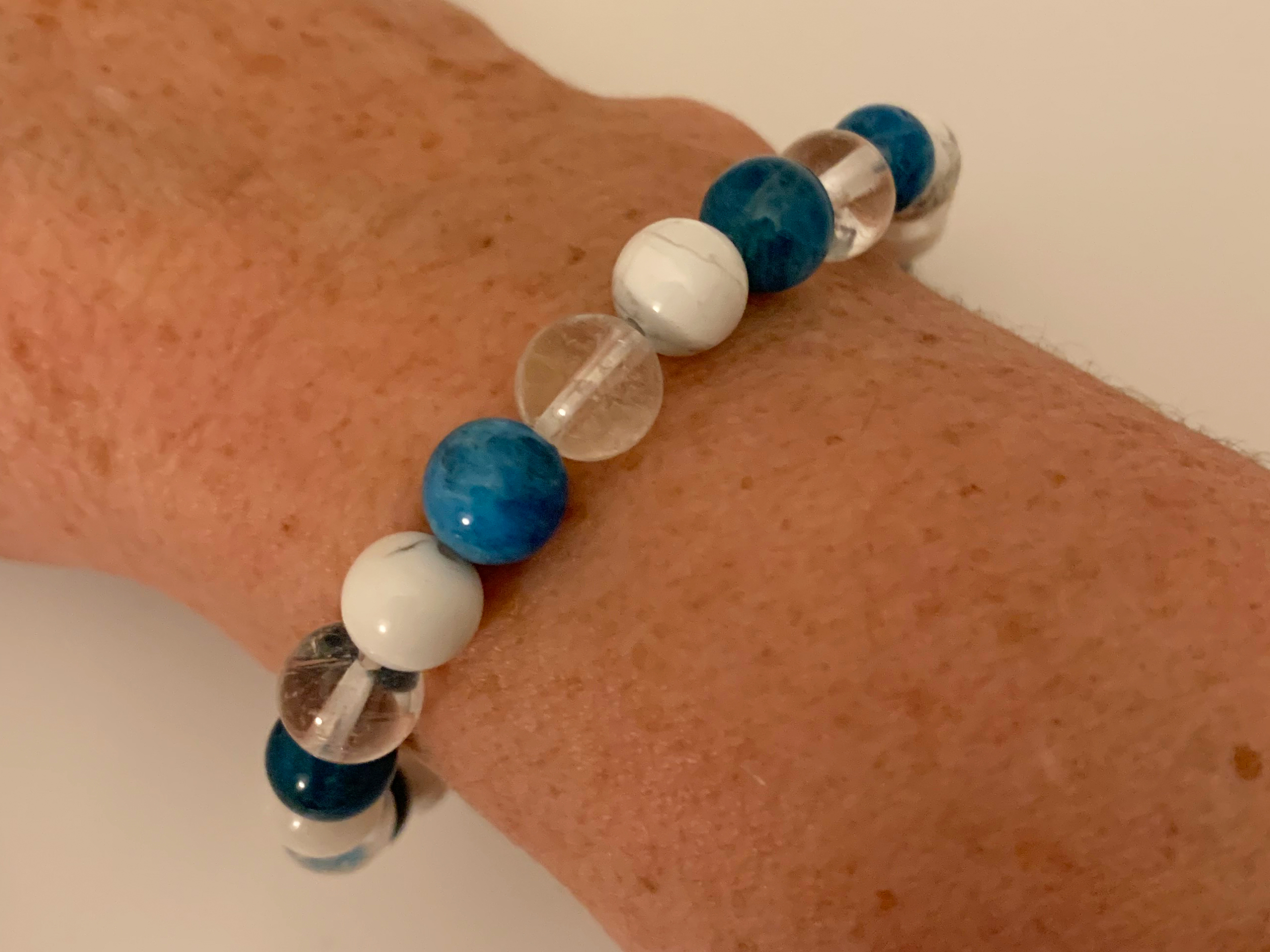 Bracelet Minceur 5 Bracelet Minceur composé de 3 pierres naturelles : la Howlite, de couleur blanche, l'Apatite, de couleur bleue et le Cristal de roche qui lui est de couleur transparente.