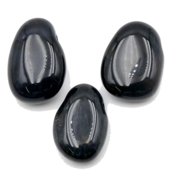 3 pierres naturelles roulées Œil de faucon. De couleur sombre, gris foncé aux reflets bleutés.