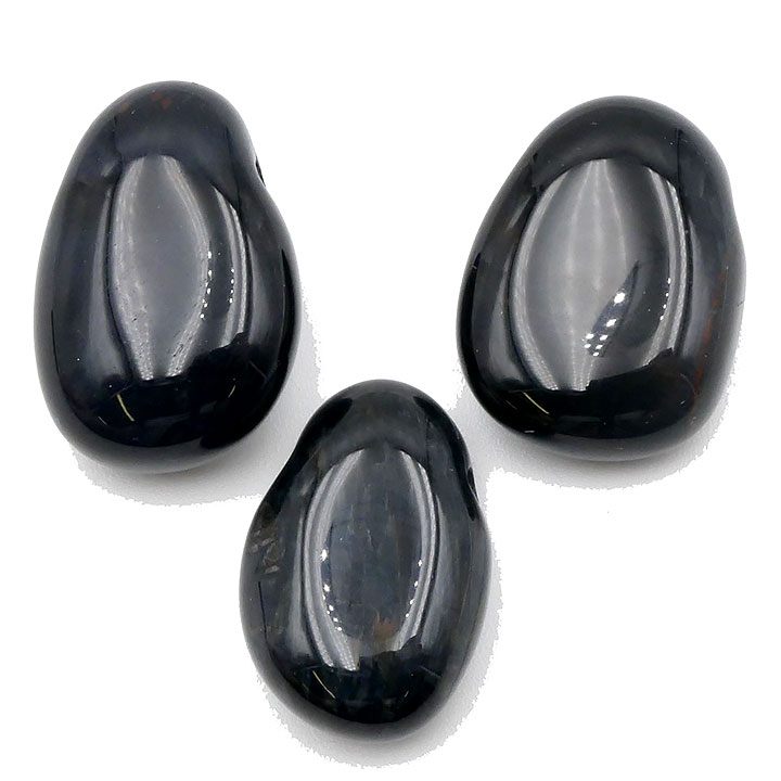 3 pierres naturelles roulées Œil de faucon. De couleur sombre, gris foncé aux reflets bleutés.