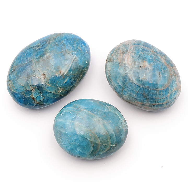 3 pierres naturelles Apatite bleue, de couleur bleu ciel à bleu turquoise.