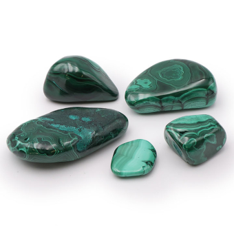 Pierres naturelles en Malachite. Pierre de couleur verte, plus ou moins foncé, plus ou moins clair, parsemé de veines claires, ou au contraire noires.